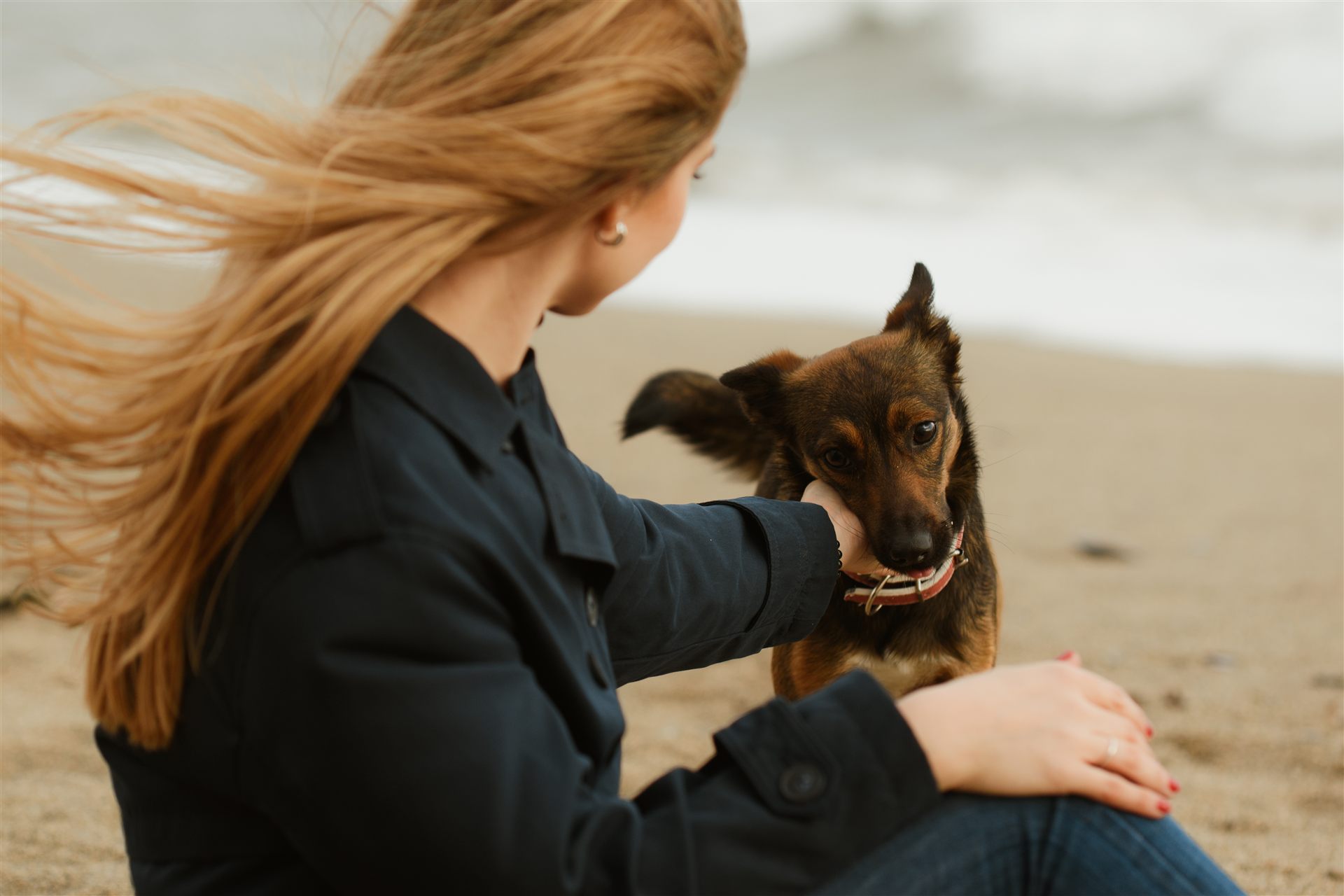 Fotógrafo de perros en Águilas (Murcia): mujer acariciando a su perro en la playa — Luarna Studio