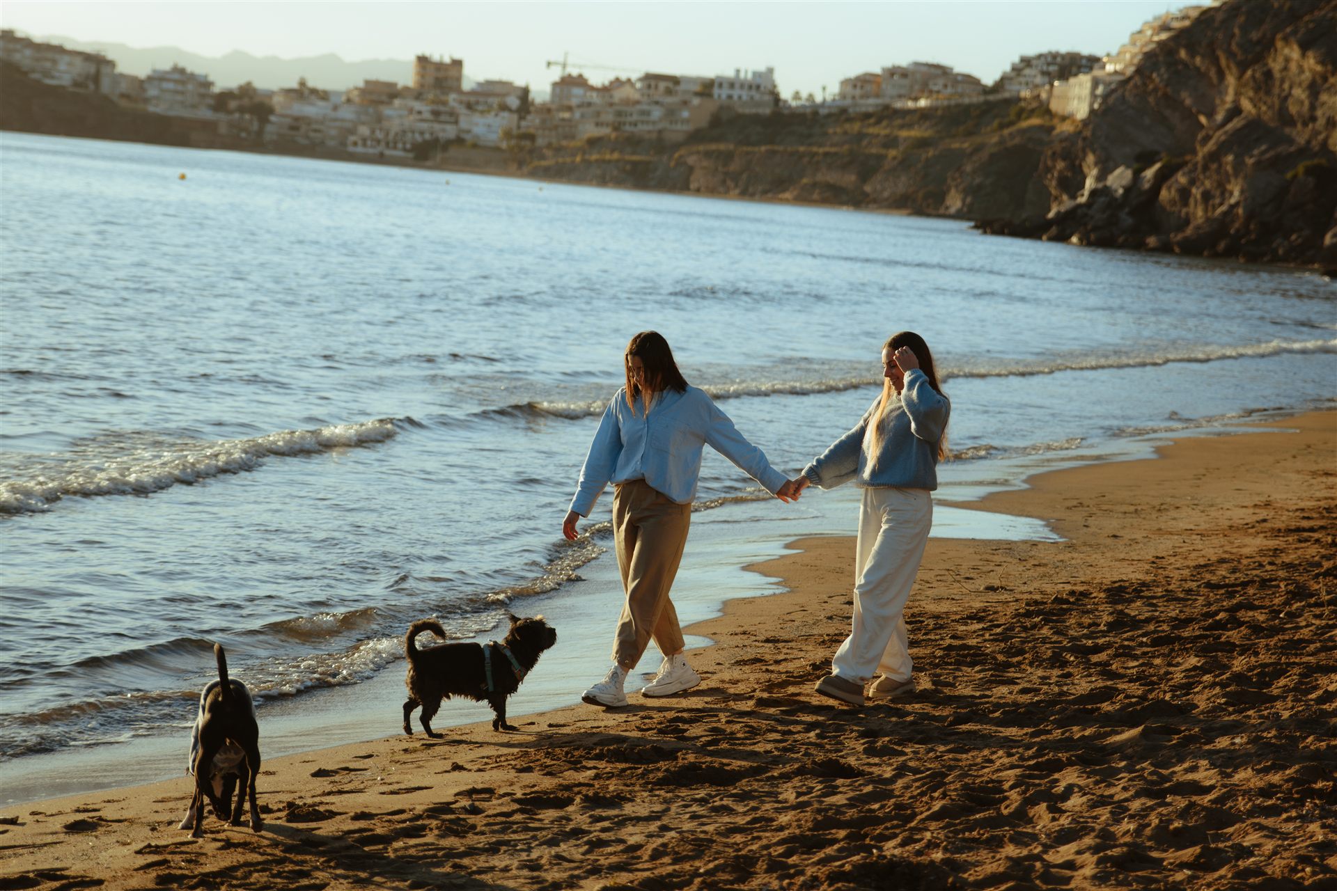Sesión de fotos con perros en la playa de Águilas, Murcia — dos amigas paseando con sus perros (Luarna Studio)
